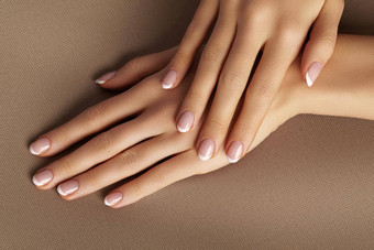年轻的女棕榈美丽的魅力修指甲法国风格指甲波兰的护理手指甲清洁皮肤