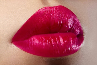 化妆品化妆明亮的口红嘴唇特写镜头美丽的女口红色的粉红色的唇化妆部分脸