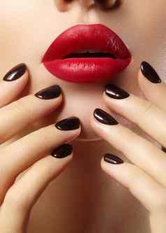 特写镜头女人的嘴唇时尚红色的化妆修指甲美丽的女完整的嘴唇完美的化妆