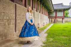 年轻的高加索人女旅游韩服国家朝鲜文衣服Gyeongbokgung宫旅行韩国概念国家朝鲜文服装娱乐游客国家朝鲜文服装