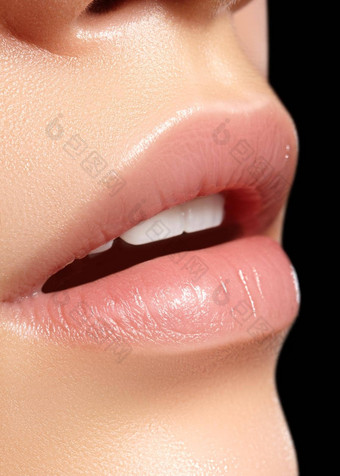 特写镜头完美的自然唇化妆美丽的丰满完整的嘴唇女脸清洁皮肤新鲜的化妆水疗中心温柔的嘴唇