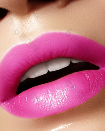 美丽的明亮的时尚化妆完整的嘴唇趋势粉红色的唇化妆生动的闪亮的唇彩