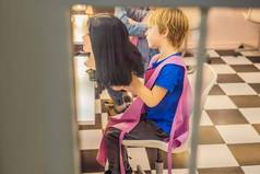 男孩理发师一天选择职业玩理发师孩子们的美沙龙发型师美容理发师工作