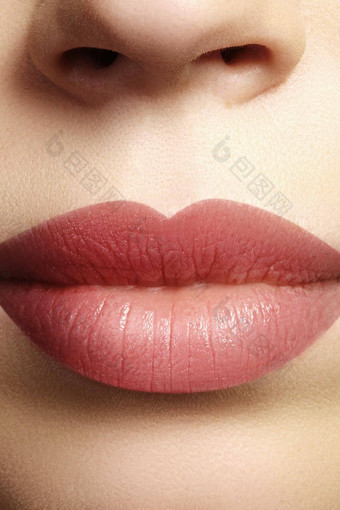 甜蜜的吻完美的自然唇化妆关闭宏照片美丽的女口丰满完整的嘴唇