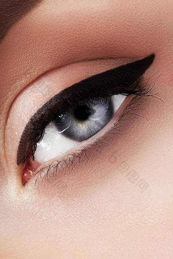 特写镜头宏美丽的女眼睛完美的形状眉毛清洁皮肤时尚naturel化妆好愿景