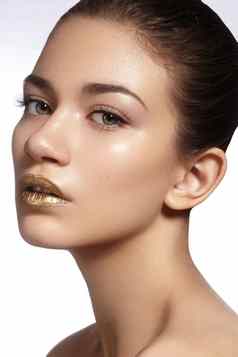 年轻的美丽的女人清洁软皮肤明亮的黄金嘴唇化妆完美的眉毛形状一天化妆
