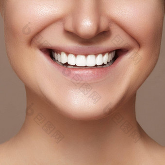 美丽的微笑<strong>美白</strong>牙齿牙科照片宏特写镜头完美的女口唇部护理鲁汀