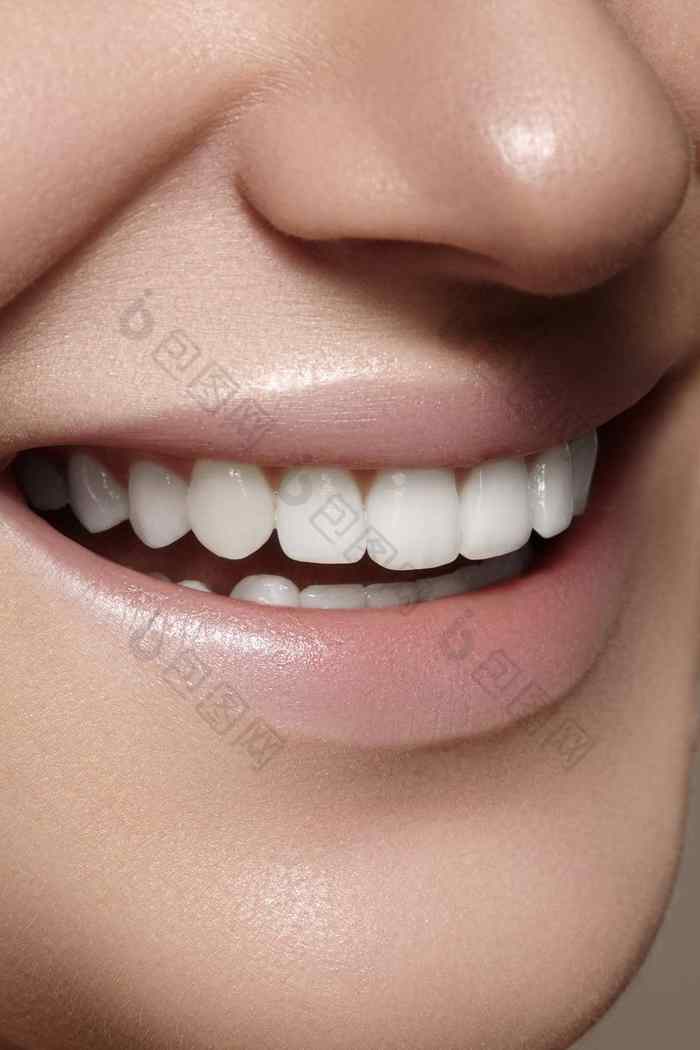 美丽的微笑美白牙齿牙科照片宏特写镜头完美