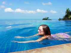 美丽的年轻的欧洲女人游泳池海洋水疗中心放松热带假期