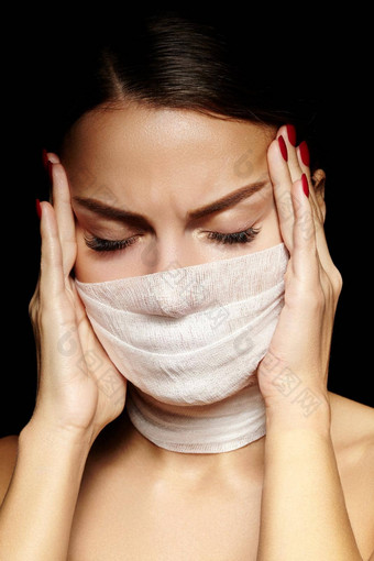 美丽的女人绷带面具脸时尚眼睛化妆美手术保护卫生病毒流感大流行