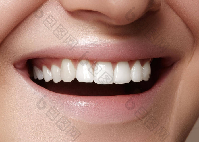 美丽的微笑美白牙齿牙科照片宏特写镜头完美