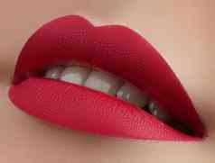 美丽的女人嘴唇时尚口红化妆化妆品时尚化妆概念美唇脸充满激情的吻