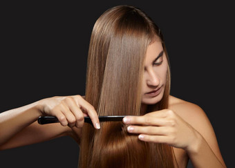 头发护理照片美丽的女人浴hairbrushing<strong>健康</strong>的直棕色（的）头发模型<strong>刷牙</strong>长头发