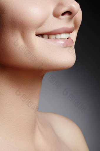宽微笑年轻的美丽的女人完美的健康的白色牙齿牙科美白ortodont护理牙健康