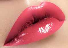 宏拍摄可爱的女嘴唇光每天颜色唇化妆时尚化妆趋势化妆品粉红色的唇彩