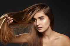 美丽的时尚女人长棕色（的）头发美治疗直发型头发问题胶原蛋白修复