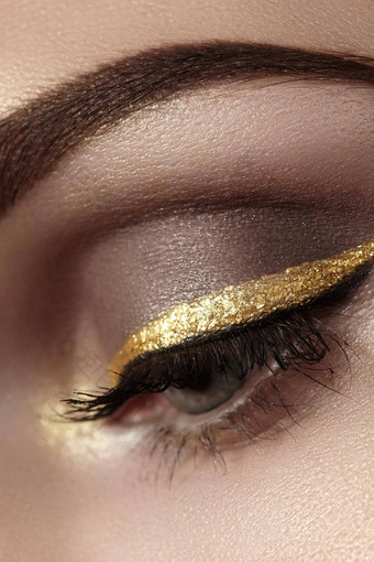 美丽的宏拍摄女眼睛仪式化妆完美的形状眉毛眼线笔黄金行眼睑