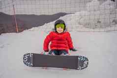 可爱的男孩滑雪活动孩子们冬天孩子们的冬天体育运动生活方式