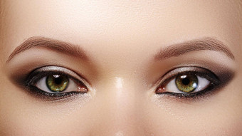 特写镜头女眼睛明亮的化妆伟大的形状眉毛极端的长睫毛庆祝化妆奢侈品眼影膏