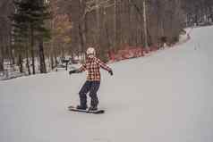 女人滑雪阳光明媚的冬天一天滑雪度假胜地