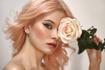 soft-girl风格趋势粉红色的飞行头发时尚化妆金发碧眼的女人脸雀斑脸红胭脂玫瑰花