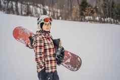 女人滑雪阳光明媚的冬天一天滑雪度假胜地