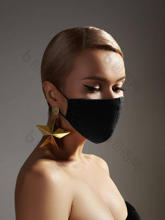 美丽的女人医学面具脸时尚眼睛化妆黄金珠宝保护卫生病毒流感大流行