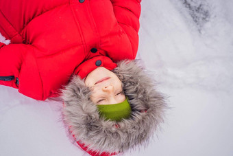 快乐男孩戏剧雪可爱的孩子扔雪冬天公园快乐冬天假期冬天时尚