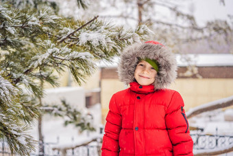 快乐男孩戏剧雪可爱的孩子扔雪冬天公园快乐冬天假期冬天时尚