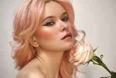 美丽的女人粉红色的头发时尚化妆金发女郎女模型完美的新鲜的清洁皮肤脸红胭脂