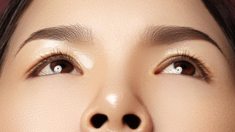 特写镜头美丽的亚洲女眼睛完美的形状眉毛清洁皮肤时尚naturel化妆好愿景