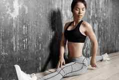 美丽的年轻的亚洲女人工作普拉提锻炼运动服装分裂瑜伽体式伸展运动
