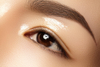 美丽的女眼睛清洁皮肤每天时尚化妆亚洲模型脸完美的形状眉