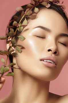 美丽的亚洲女人新鲜的每天化妆越南美女孩水疗中心治疗绿色树叶脸