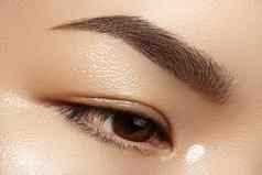 美丽的宏女眼睛清洁化妆完美的形状眉毛化妆品化妆护理眼睛
