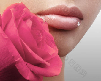 嘴唇明亮的唇彩化妆完美的清洁皮肤新鲜的唇化妆美丽的水疗中心温柔的粉红色的玫瑰花