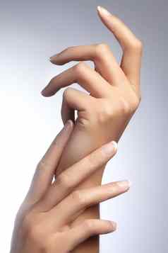 美丽的女人的手光背景护理手温柔的棕榈自然修指甲清洁皮肤法国指甲