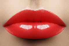 红色的多汁的唇光泽嘴唇美丽的化妆化妆品特写镜头口时尚化妆部分脸