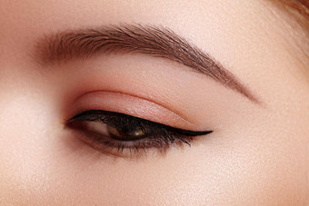 美丽的宏拍摄女眼睛经典眼线笔化妆完美的形状眉毛化妆品化妆