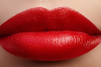 特写镜头女嘴唇明亮的化妆宏女人的脸时尚唇化妆红色的唇彩