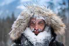 男人的脸覆盖雪背景冬天山