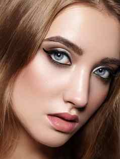 美丽的女人专业化妆庆祝风格眼睛化妆完美的眉毛发光皮肤明亮的时尚