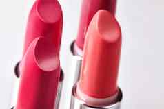 美丽的集口红红色的颜色美化妆品集合时尚趋势化妆品明亮的嘴唇