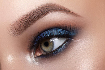 特写镜头宏女人脸蓝色的眼睛化妆时尚庆祝化妆只清洁皮肤完美的形状眉毛