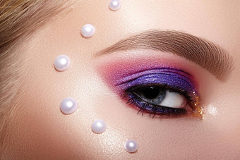 特写镜头宏女人脸紫色的粉红色的眼睛化妆时尚庆祝化妆波尔斯装饰完美的形状眉毛
