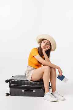 生活方式旅行概念年轻的美丽的高加索人女人坐着套房套间等待飞行孤立的白色背景