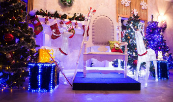 椅子圣诞老人老人盒子礼物舒适的生活房间