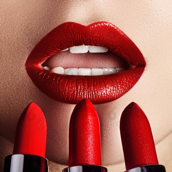 特写镜头女人的嘴唇时尚红色的化妆宏拍摄美丽的使完整的嘴唇选择口红
