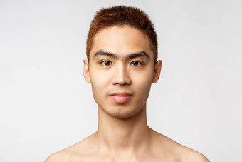 美护肤品但健康概念头像英俊的年轻的亚洲男人。瑕疵完美的皮肤条件痤疮微笑热情的站白色背景