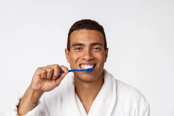 男人。牙刷非洲男人。持有牙刷牙刷微笑站白色背景